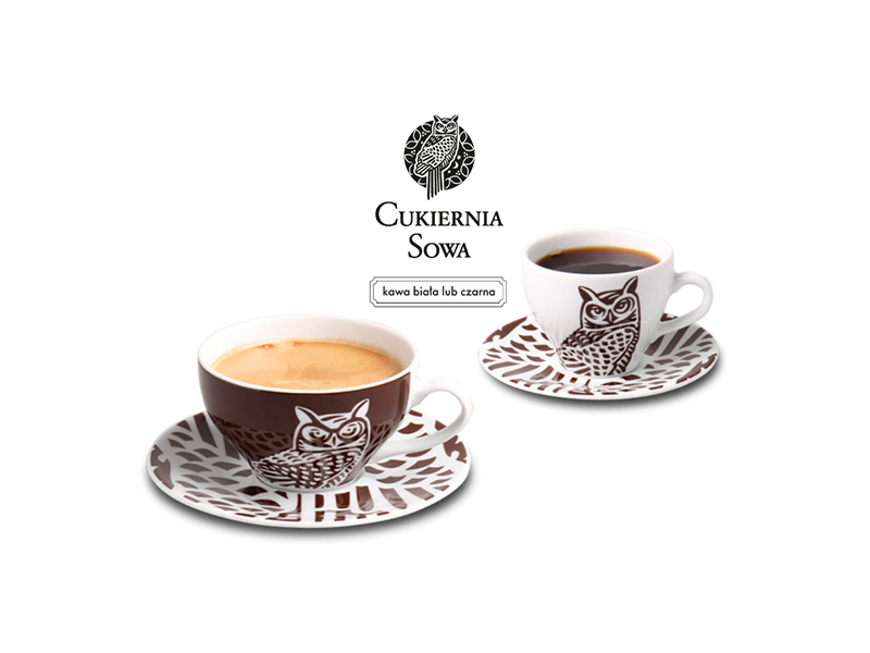 Dwie filiiżanki kawy, typu cappucino i czarna, a między nimi logotyp marki Cukiernia Sowa.