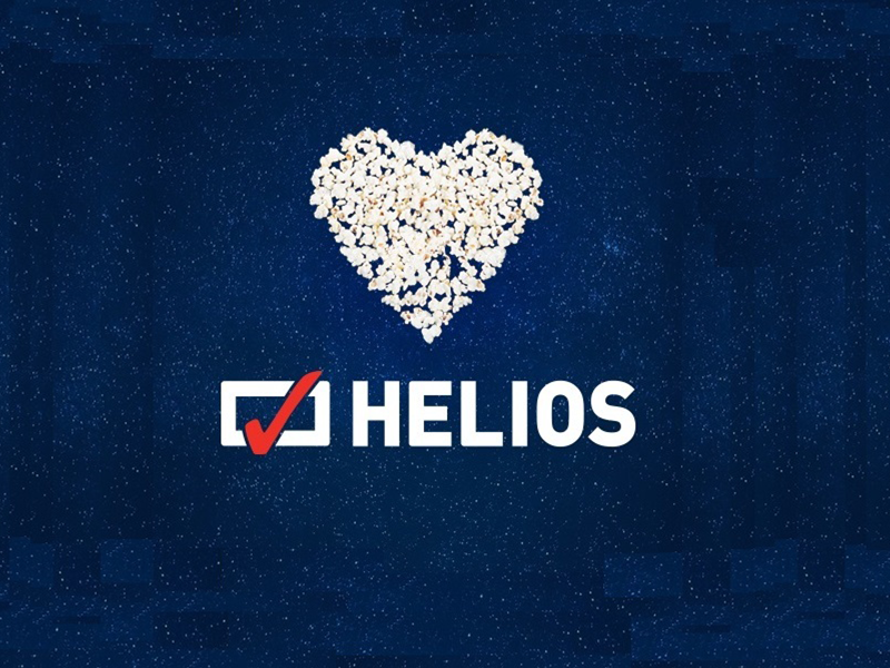 Biały logotyp marki KINO HELIOS na ciemnogranatowym, gwieździstym tle