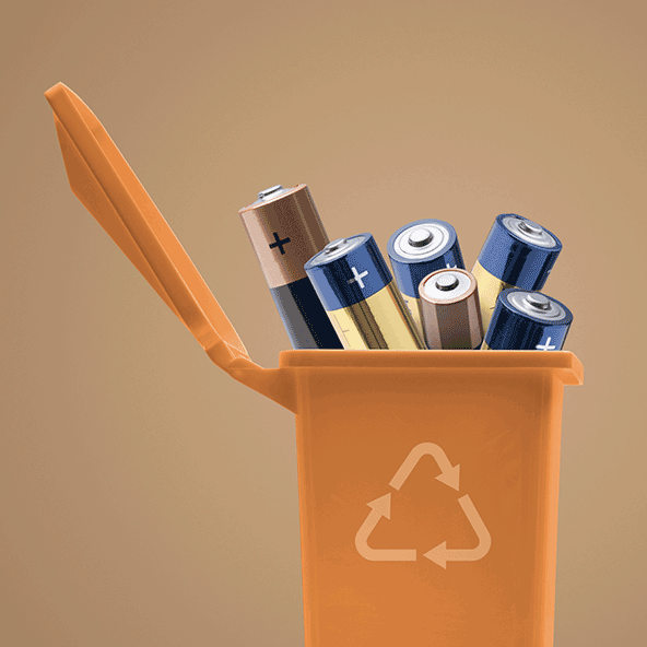 Kosz na śmieci pełen baterii, koncepcja recyklingu i utylizacji odpadów niebezpiecznych