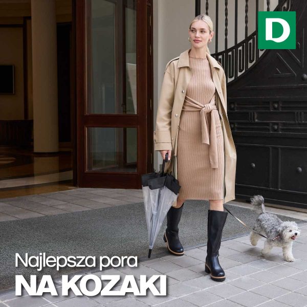 Kobieta ubrana w casualowy płaszcz beżowy i czarne kozaki, w ręku trzymająca parasol.