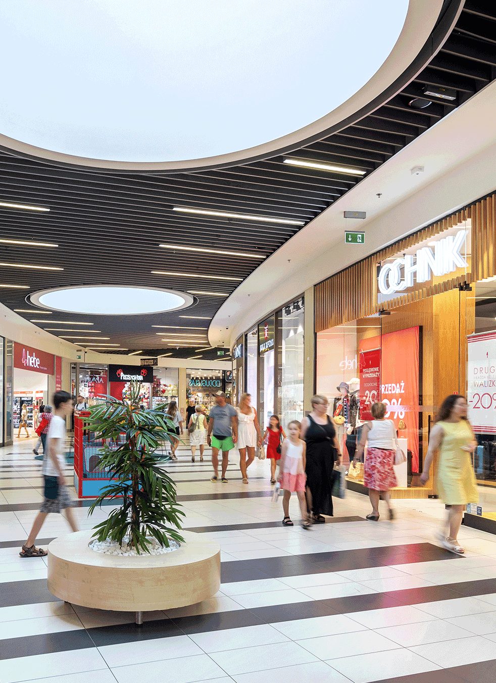 Wnętrze oświetlonego centrum handlowego